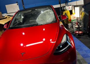 Remplacement express de pare-brise sur Tesla Model Y