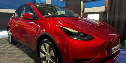 TESLA MODEL Y REMPLACEMENT DE PARE BRISE ET TRAITEMENT CERAMIQUE FEYNLAB